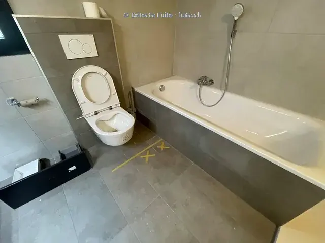 Marquages jaunes au sol dans une salle de bain pendant une recherche